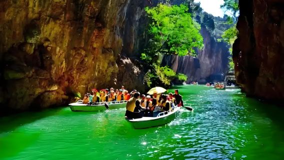 Tur Bahasa Inggris Kunming: Tur Sehari Hutan Batu dan Jiuxiang (Grup Kecil) - Semua Transportasi dan Tiket Termasuk