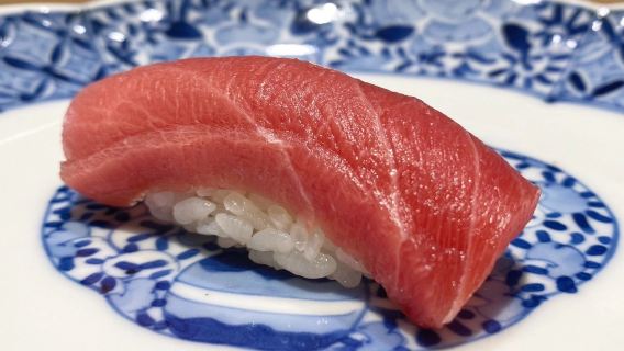 Суши омакасэ в Токио|Суши-бар Oumi (The Kitano Hotel)|Фирменное блюдо из угря и яиц