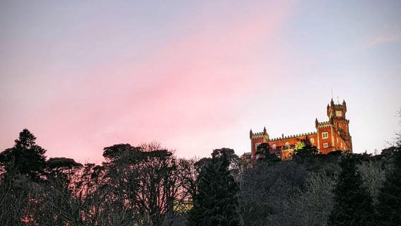 Sintra: tour privato di mezza giornata in auto d'epoca o jeep elettrica