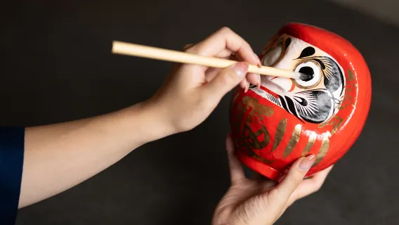 [DARUMA CLUB] Traditionel Dharma-malerioplevelse: Lykkeamulettfremstilling