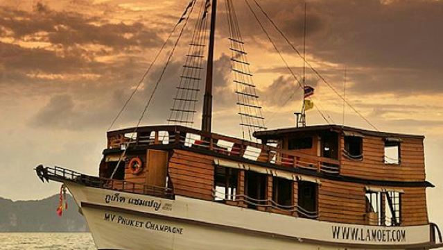 ล่องเรือชมพระอาทิตย์ตกและดำน้ำดูปะการังที่ภูเก็ต + อาหารเย็น