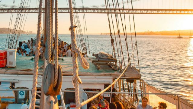 リスボン：サンセットボートパーティー＋ライブミュージック＋ナイトクラブ入場