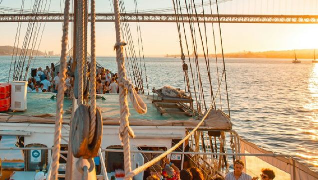 Lisboa: Fiesta en Barco al Atardecer + Música en Vivo + Entrada a Discoteca