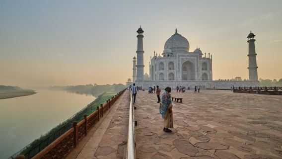 Taj Mahalin auringonnousukokemus ammattitaitoisen oppaan kierroksella Agrasta