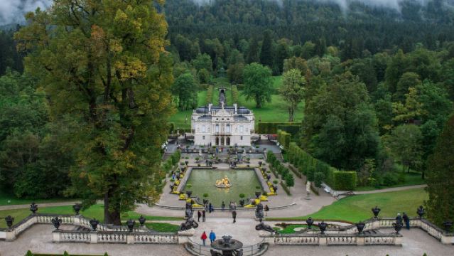 Munich Neuschwanstein Castle + Linderhof Palace + Oberammergau day tour