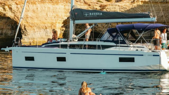 Benagil-Höhlen: Halbtägige Luxus-Yachtkreuzfahrt ab Portimão