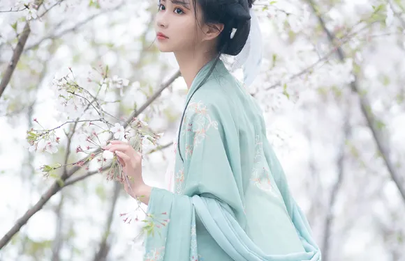 泰州Trip Moments【一對一跟拍街拍航拍抓拍婚拍/多語言翻譯攝影師/攝影攝像】