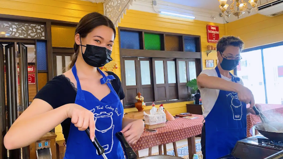 ชั้นเรียนทำอาหารที่โรงเรียนสอนทำอาหารไทยสมปอง กรุงเทพ