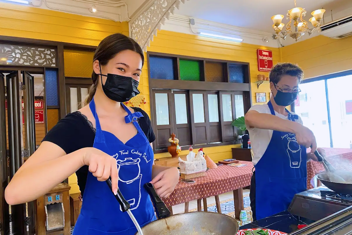 ชั้นเรียนทำอาหารที่โรงเรียนสอนทำอาหารไทยสมปอง กรุงเทพ