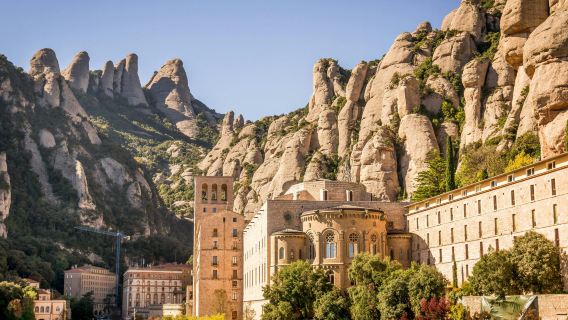 Montserrat & Wineries: Round trip + Wine Experience with Traditional Meal