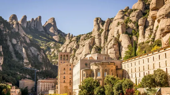 Montserrat & Wineries: Round trip + Wine Experience with Traditional Meal
