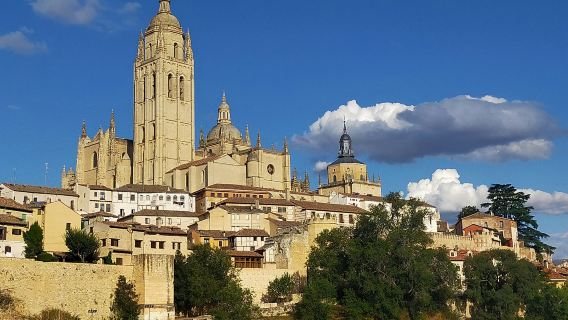 Segovia & Avila: Guided Walking Tour from Madrid