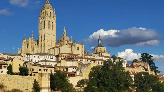 Segovia & Avila: Guided Walking Tour from Madrid