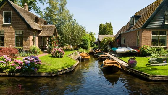 Giethoorn: Guided Tour from Amsterdam + Boat Cruise