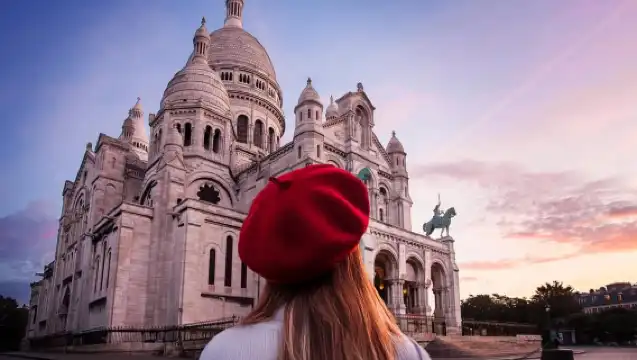 Montmartre Before the Crowds: Walk Tour & Breakfast