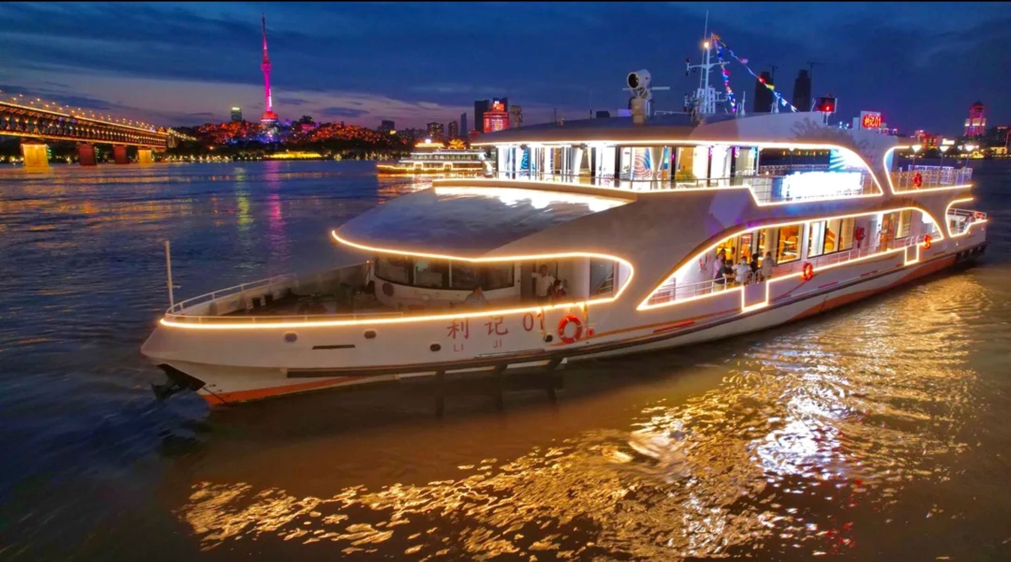 Wuhan Liangjiang Tour · Miaojia Pier/Wuhan Pass No.2 Pier (Night Tour of the Yangtze River) - Experience the dazzling light show along the rivers, immerse yourself in Wuhan's enchanting nightscape, and enjoy the refreshing river breeze.