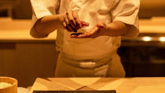 ทัวร์ชิมอาหารยามค่ำคืนที่ชินจูกุในโตเกียว - ซูชิตามฤดูกาลและเนื้อวากิว