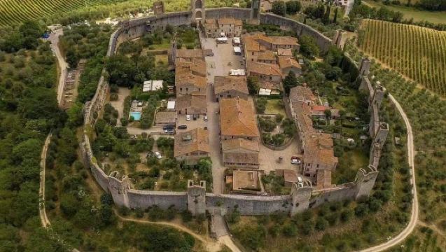 From Florence: 1-Day Tour to Monteriggioni & Val d'Orcia