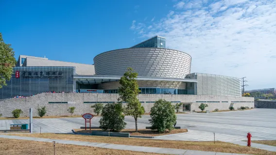 [HeartEase Select] Jingdezhen Private English Day Tour: Ceramics Museum + Porcelain DIY