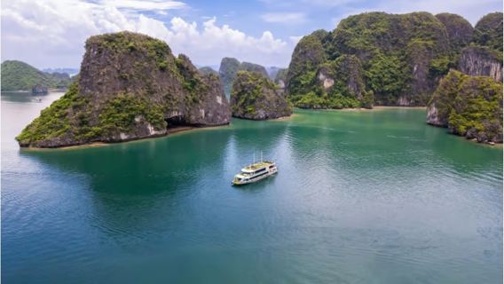 1-day tour to Ha Long Bay and Luon Cave from Hanoi, Vietnam [experience kayaking/Sung Sot Cave/cruise around Moon-shaped Bay]