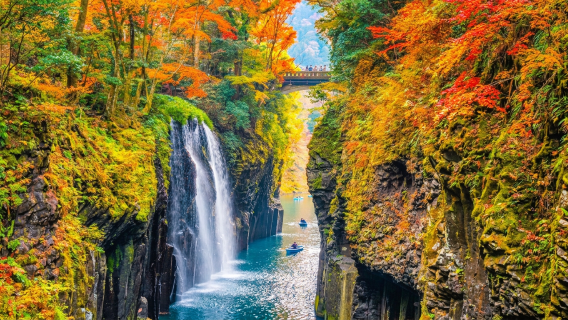 Excursion d'une journée pour admirer les érables à Kyushu : Vallée de Takachiho à Miyazaki avec option de croisière · Volcan Aso de Kumamoto · Prairie de Kusasenri