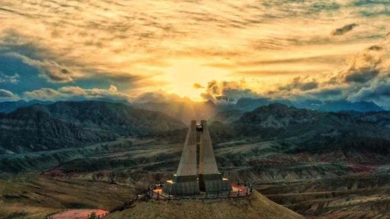 Kashgar Wuqia Wucai Mountain + Tianshan Kunlun Mountains + Xiji Shiguang Scenic Area one-day tour