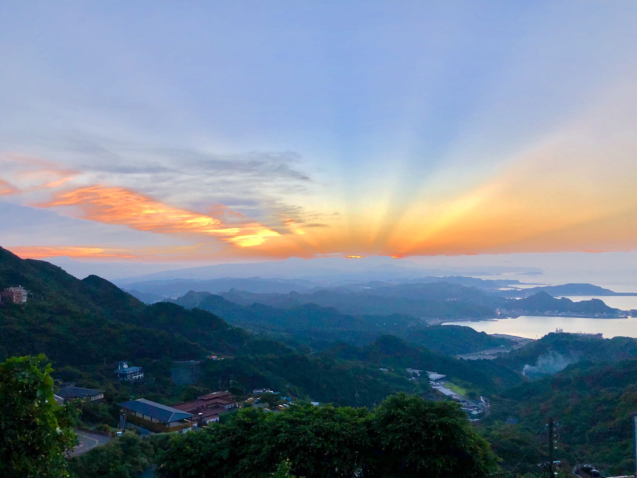 Shifen + Pingxi + Jiufen Oude Straat + Keelung Miaokou Nachtmarkt privétour met gecharterde auto [Vertrek vanuit Taipei]