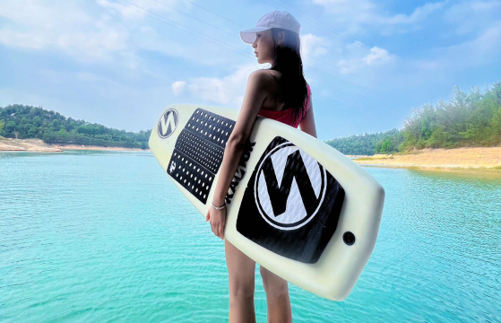 杭州淳安千島湖尾波衝浪包船體驗 上海蘇州衢州杭州建德進口造浪艇包船出海尾波衝浪教學包船尾波衝浪旅遊