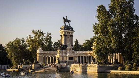 Madrid: visita guidata al Parco del Retiro e degustazione di tapas