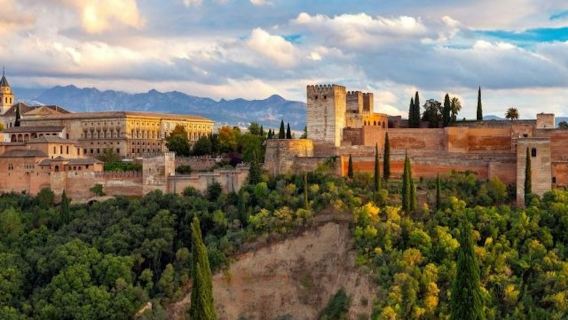 Alhambra & Nasrid Palaces: Guided Tour + Transport from Málaga