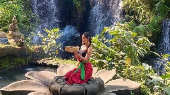 Ceremonia de purificación en la cascada Taman Beji Griya