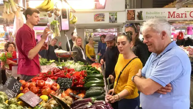 Vegetable paella cooking class and Ruzafa market visit