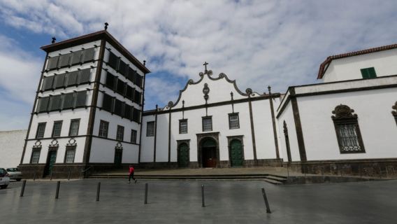 Ponta Delgada: Half-Day Guided City Tour + Transfer