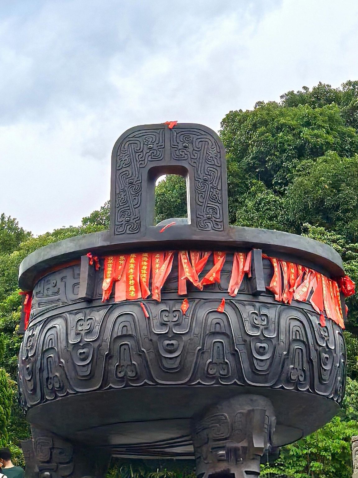 Zhaoqing Seven-star Crag + Xijiang Bridge + Ancient City Wall + Dinghu Mountain day tour - English service available