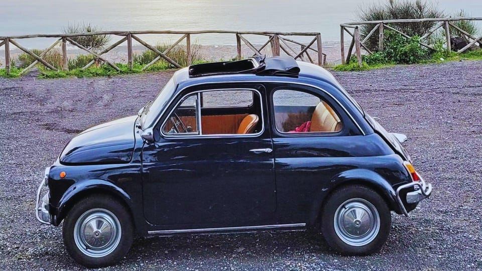 ポンペイ発:ヴェスヴィオ山麓のヴィンテージカーツアー