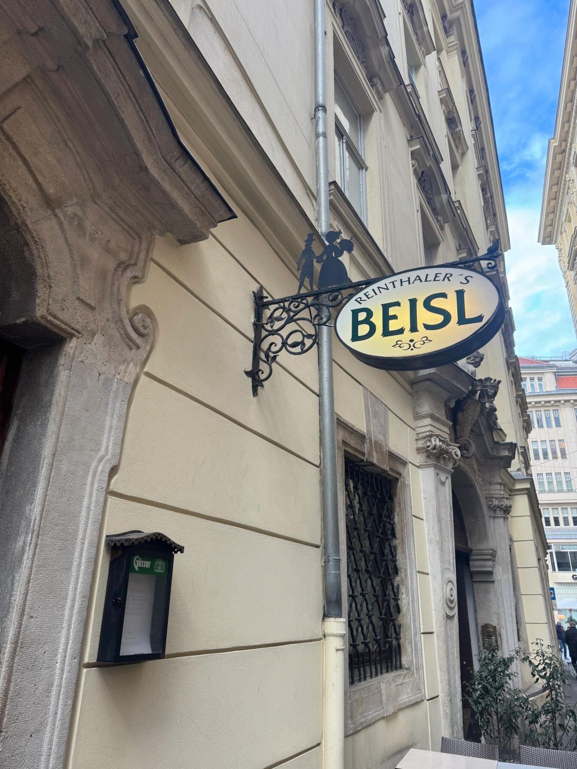 การจองที่นั่งร้านอาหาร Reinthaler's Beisl ยอดนิยมในเวียนนา ประเทศออสเตรีย