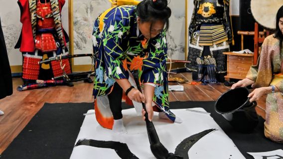 Últimas pinceladas de caligrafía samurái de toda una vida antes de la guerra cerca del Castillo Osaka.
