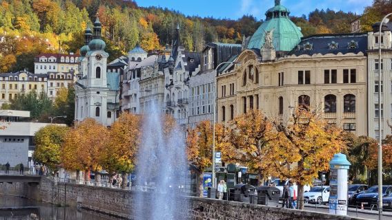 「卡羅維發利溫泉+洛克特城堡｜捷克雪景風情包車之旅」