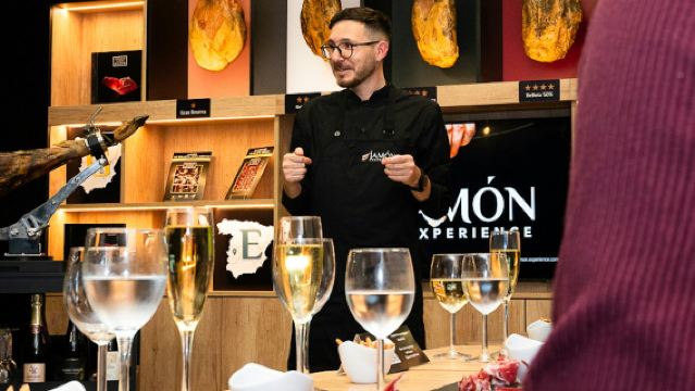 Barcelona: Experiencia guiada definitiva de degustación de jamón y vino