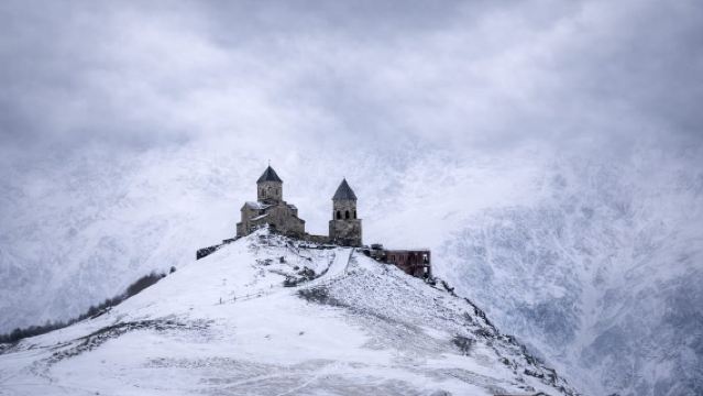 トビリシ発:ガイド付きアナヌリ、グダウリ、カズベギツアー