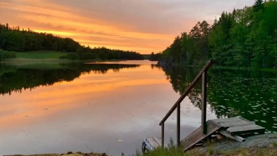 Stockholm: Sonnenuntergangswanderung im Tyresta-Nationalpark mit Mahlzeit