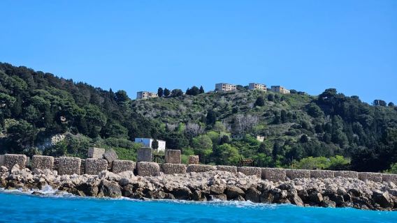 Vlorë: Tour en barco a la Isla de Sazan, la Cueva de Haxhi Ali y Karaburun
