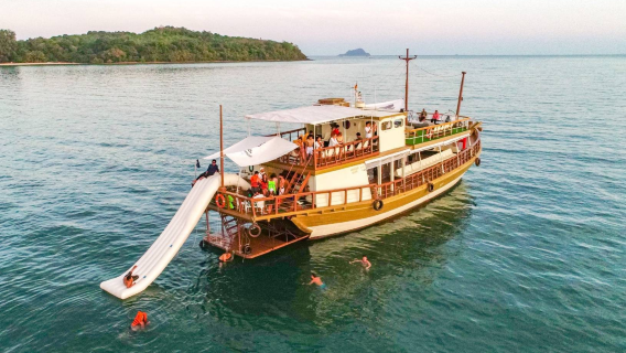 Excursión de un día al Parque nacional de Ao Phang Nga + Isla 007 + excursiones en kayak por la bahía de Phang Nga + exploración de cuevas