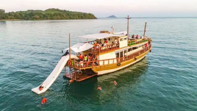 One-day trip to Phang Nga National Park in Phuket [New Year's Day activities | 007 Island | Praying for water lanterns | Experience a pirate ship | Travel for lazy people | Kayaking]