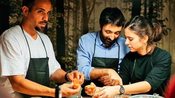 Eatwith-Barcelona-Alfredo Rodríguez-Cooking paella & market tour in Barcelona