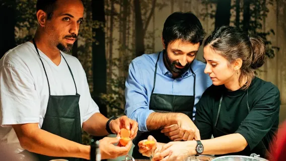 Eatwith-Barcelona-Alfredo Rodríguez-Cooking paella & market tour in Barcelona