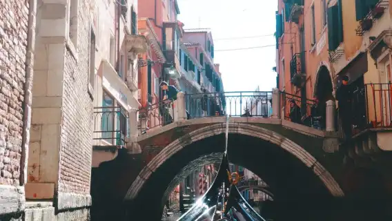 Romantic Gondola Ride on the Grand Canal in Venice, Italy [Multilingual Audio Guide in English/Chinese/Japanese and More]