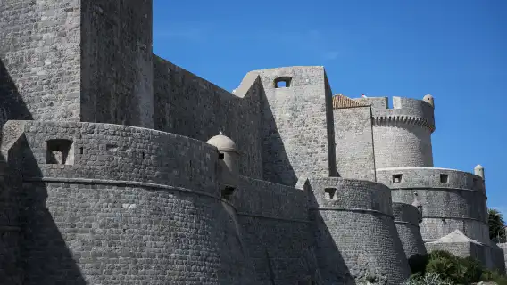 เมืองเก่าดูบรอฟนิก + ปราสาทเก่า + กำแพงเมือง + ท่าเรือดูบรอฟนิก [เส้นทางเหมารถ]