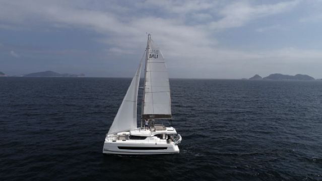 香港遊艇租賃-bali catspace豪華雙體帆船包船出海/夜遊維港/生日求婚/團建聚會/商務接待/家庭出行多種場景