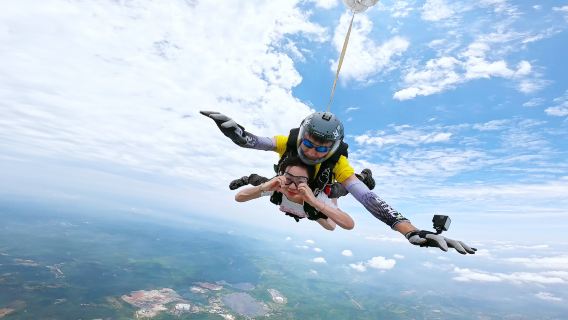 成都旅拍【【四川成都龍泉洛帶跳傘,高空跳傘+攝影服務】】